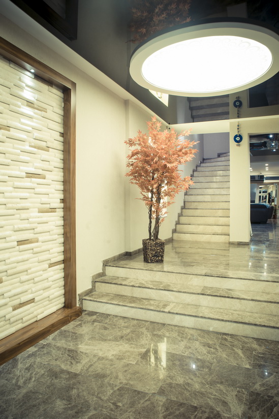 Otel giriş holü ve merdiven