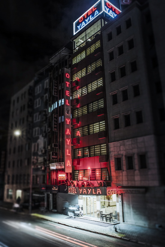 Yayla Otel gece görünümü